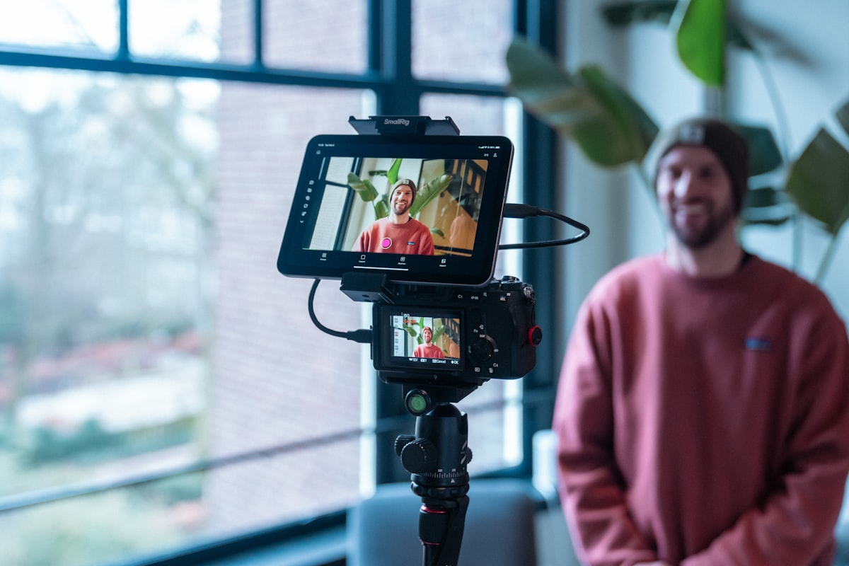 Content-Ersteller filmt Videos mit professioneller Kameraausrüstung in einem Studio-Setup