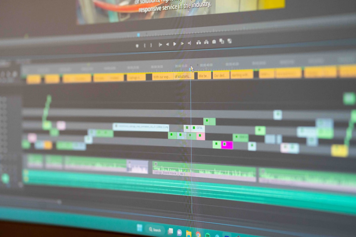 Professionelle Videobearbeitungssoftware-Timeline-Schnittstelle mit mehreren Video- und Audiospuren