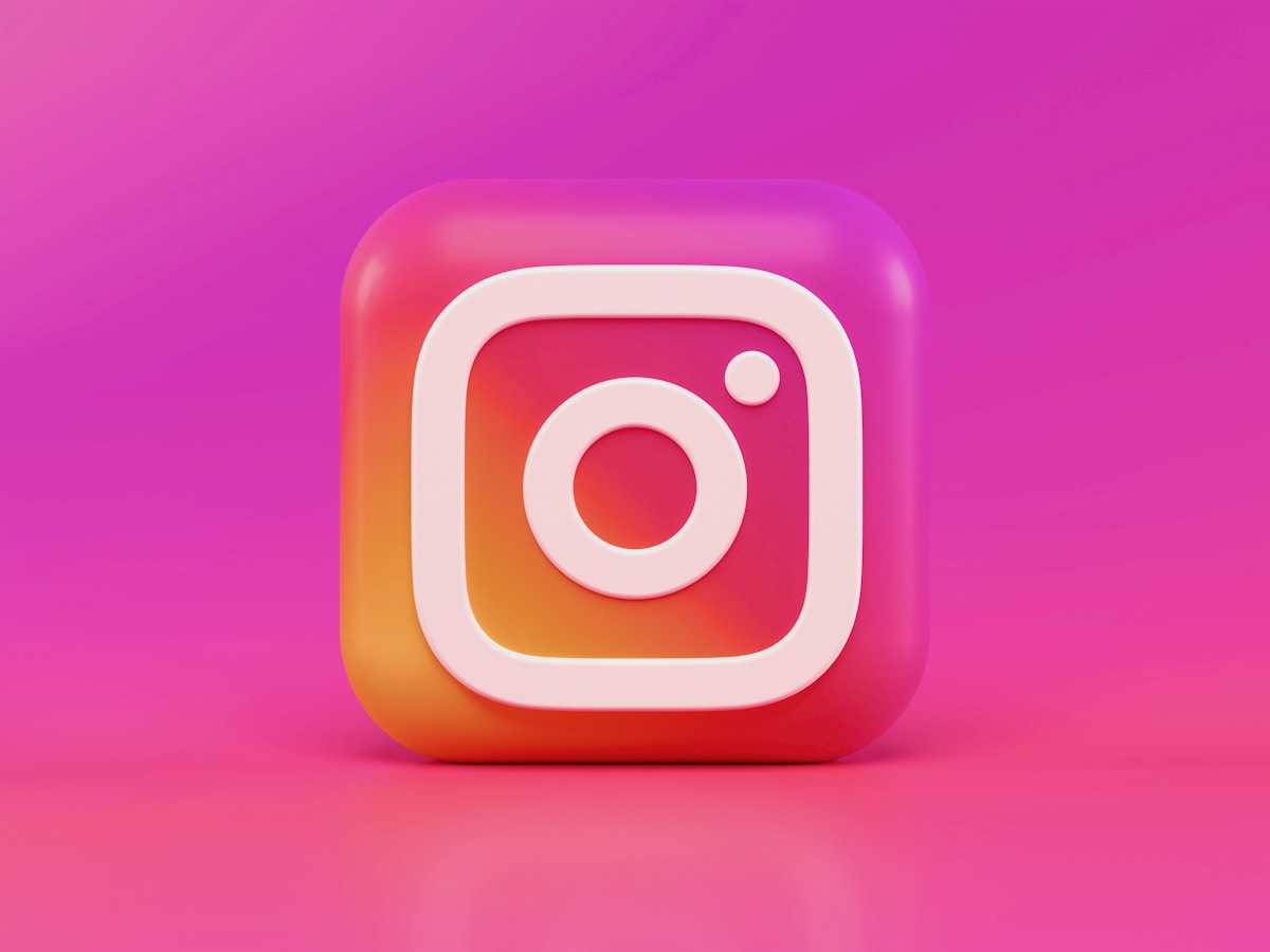 Creación de contenido meme para TikTok con configuración de producción simple Creador de contenido filmando video con teléfono inteligente y configuración de anillo de luz